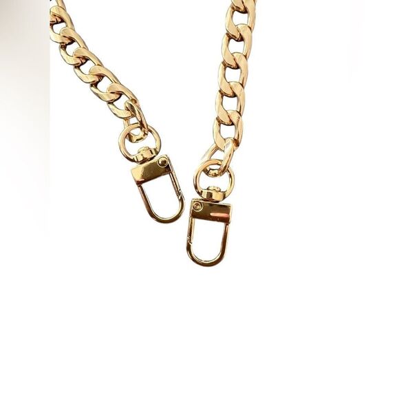 Gold toned chain - Picture 2 of 4